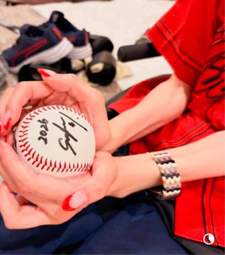 坂倉将吾選手に「頑張って！」というエールと一緒にもらったサインボール（写真提供／中野由佳さん）