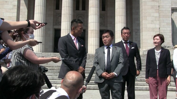 参院選当選後、初登院する水道橋博士（『選挙と鬱』より。©ノンデライコ/水口屋フィルム）