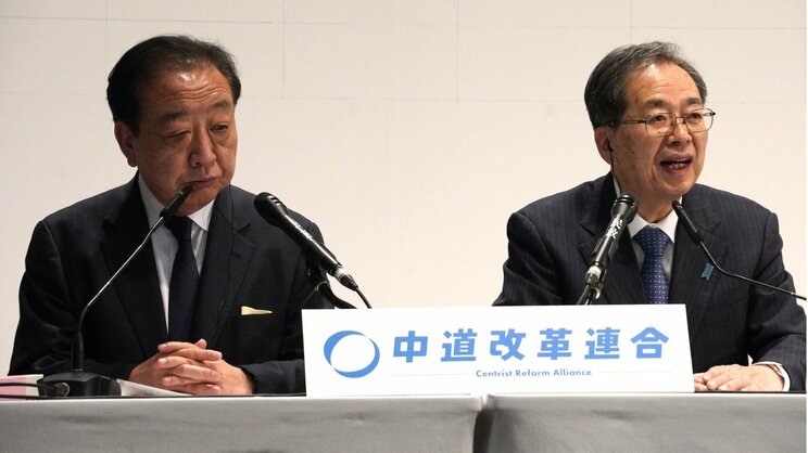 投開票日、中道の開票センターで並ぶ野田佳彦氏（左）と斉藤鉄夫氏（撮影／集英社オンライン）