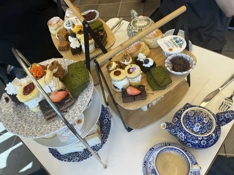 華やかになったアフタヌーンティーの完成形（画像/やうっぷさん@yauppu提供、以下同）