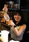 バーのママをつとめる内野氏（撮影/集英社オンライン）