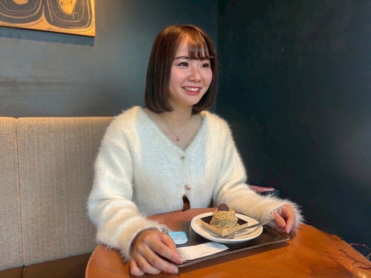 インタビューに応じる関森ありささん。