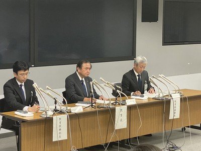 ９月12日に開かれた教育委員会での会見（撮影/集英社オンライン）