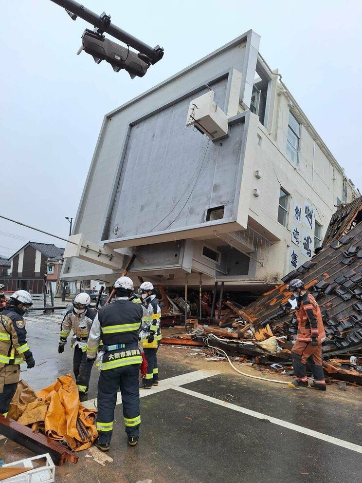 「離れろっ！」余震のなか響く消防隊員の叫び…焼け野原となった町、倒壊した建物、塞がれた道…能登半島地震の爪痕〈迫る“発生から72時間”と決死の救助活動〉_31