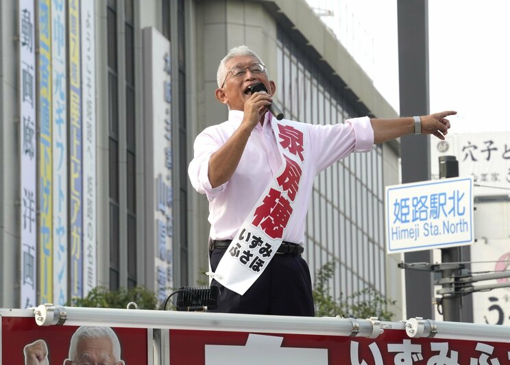 7月3日、JR姫路駅前で街頭演説する泉房穂氏（撮影／集英社オンライン）