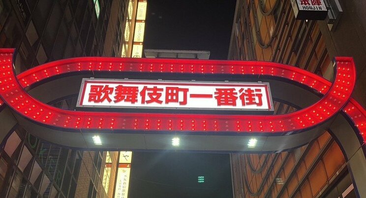〈歌舞伎町ホスト刺傷〉「AEDもってきて‼」刺された被害者のそばで懇願するも約40人の群衆は”フル無視”でスマホ撮影…救助した実業家が語る現場の“異様”_7