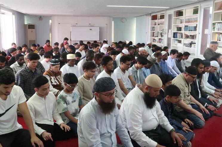 別府ムスリム教会で祈りをささげる人たち。2024年4月、大分県別府市(写真／共同通信)