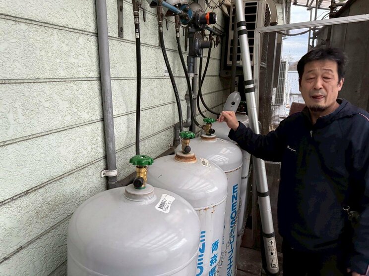 クマ襲撃の現場に立つラーメン店オーナーの佐々木さん（撮影／集英社オンライン）