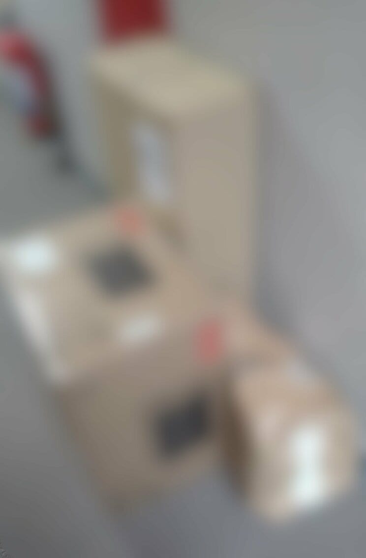 宅配されていた謎の荷物（写真／集英社オンライン）