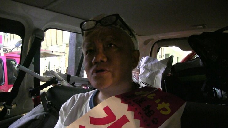 選挙戦中の水道橋博士（『選挙と鬱』より。©ノンデライコ/水口屋フィルム）