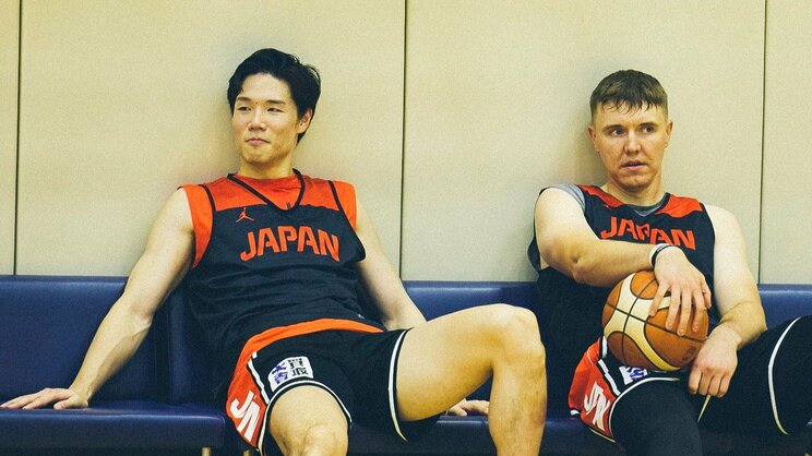 馬場雄大選手（左）とジョシュ・ホーキンソン選手（右）　写真／石田壮一