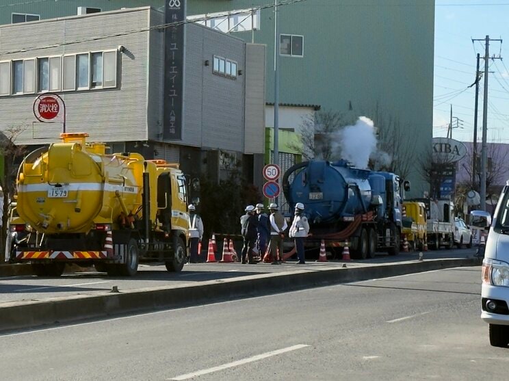 現場にはたくさんの重機や作業車が停まっている（撮影／集英社オンライン）