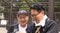 屈託のない笑顔を見せる落語家の春風亭一之輔（左）と写真家のキッチンミノル（©NHK）