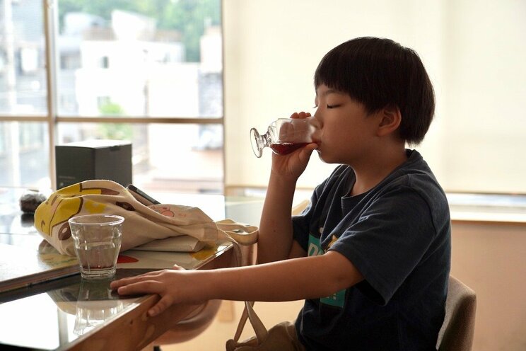 師匠の中楯さんが淹れたコーヒーを飲む俊介くん