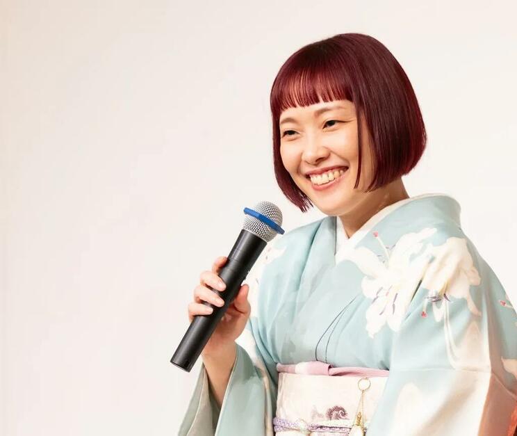 ちはや・あかね◉79年北海道生まれ。幼少期をアフリカで過ごす。立命館大学文学部卒業。2008年『魚神』で第21回小説すばる新人賞を受賞し、デビュー。翌年、同作にて第37回泉鏡花文学賞を受賞。13年『あとかた』で第20回島清恋愛文学賞、21年『透明な夜の香り』で第6回渡辺淳一文学賞、23年『しろがねの葉』で第168回直木賞を受賞。『ひきなみ』『赤い月の香り』『マリエ』食エッセイ『わるい食べもの』シリーズなど著書多数。