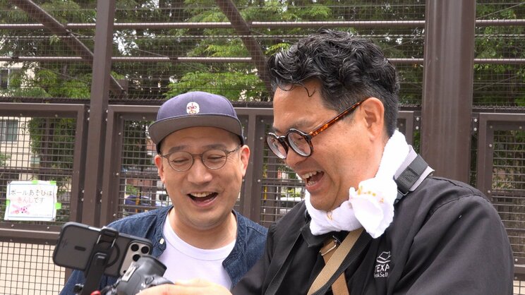 屈託のない笑顔を見せる落語家の春風亭一之輔（左）と写真家のキッチンミノル（©NHK）