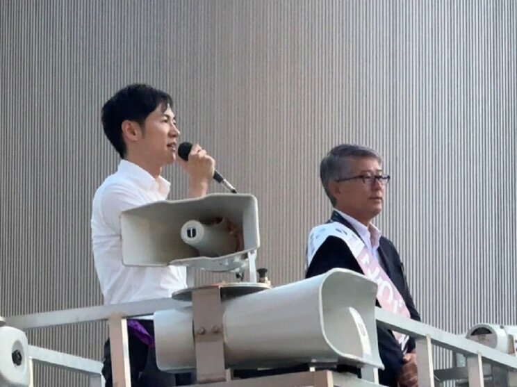 6月20日調布駅にて応援演説をする石丸氏（撮影/集英社オンライン）