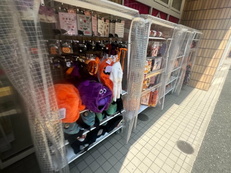 猛暑の中、店頭に並べられたハロウィーングッズ（撮影／集英社オンライン）