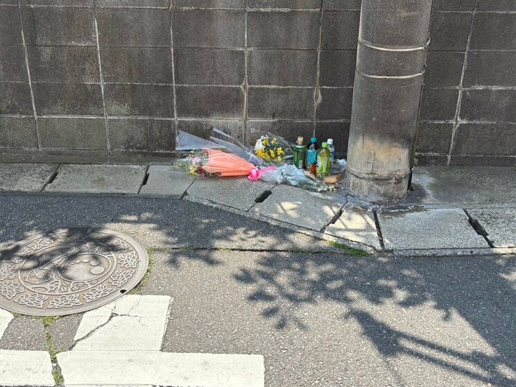 現場に供えられた花（撮影/集英社オンライン）