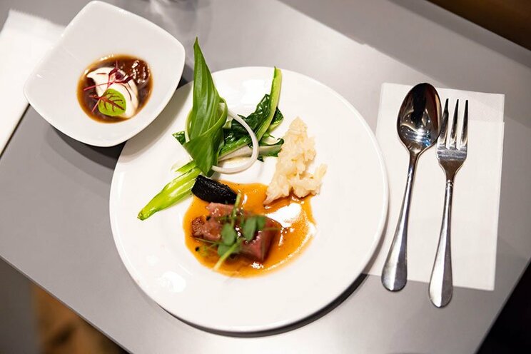 コルビ氏が仕上げたメイン料理と付け合わせ、デザート