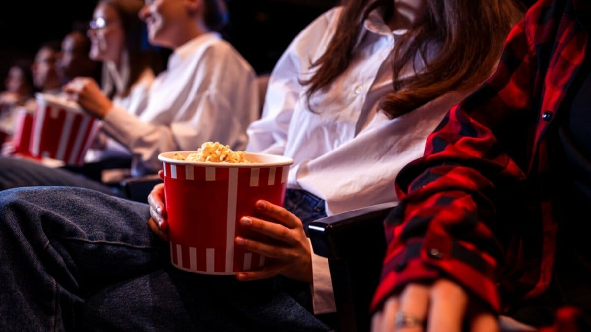 〈スタッフが何度も注意するも…〉映画館が「観客のマナー違反」で異例の謝罪…居合わせた客が語る迷惑客の一部始終 | 集英社オンライン | ニュースを本気で噛み砕け
