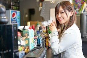 放送ギリギリのアニメ『スナックバス江』でチーママを演じた高橋李依が、実際のスナックに行ってびっくりした2つのこと