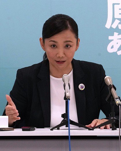 9月29日、記者会見でハラスメント対策の公約を話す原澤敦美氏　撮影／集英社オンライン