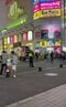 背中に「SECURITY」と書かれた制服を着て歌舞伎町を巡回する委託警備員