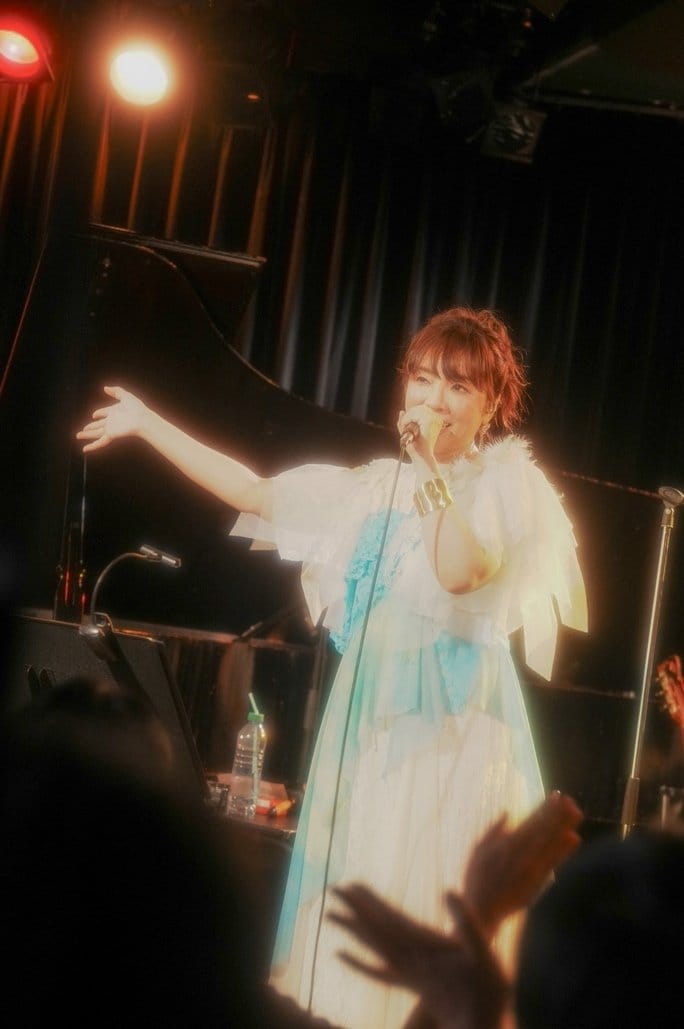 自ら手がけた衣装を着用して歌う岡本真夜（撮影／大村祐里子）