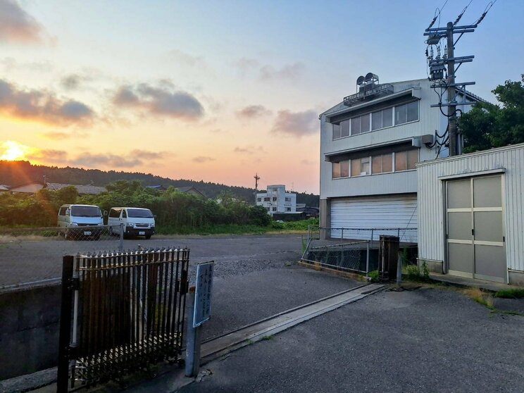 〈能登地震から7ヶ月〉「痛い」「助けて」「水飲みたい」隣接するビルが倒壊して妻子を失った父親の脳裏に今も浮かぶ光景…「なんで倒れたんだよ、倒れないように打たれたはずの杭が折れるって…」_11