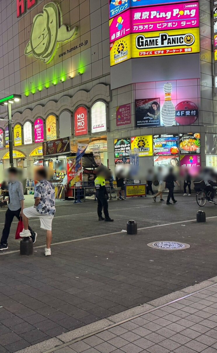 背中に「SECURITY」と書かれた制服を着て歌舞伎町を巡回する委託警備員