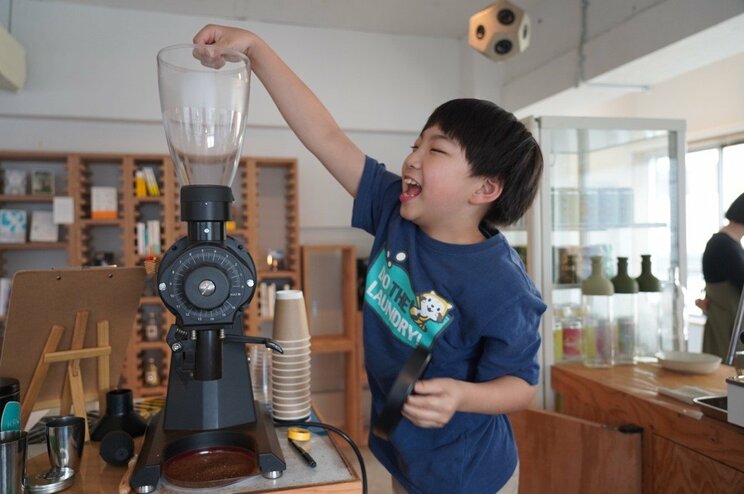 グラインダーでコーヒーを挽く俊介くん