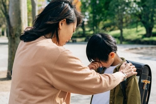 いじめられて泣く子ども　※写真はイメージです（写真／Shutterstock）