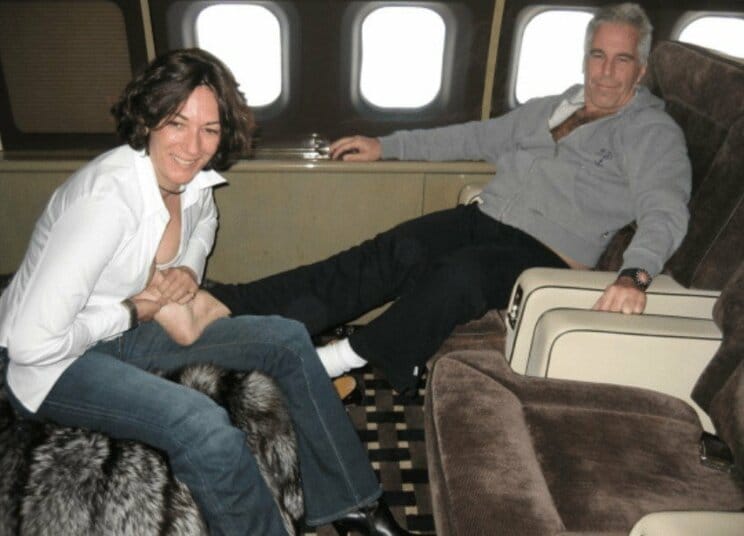 エプスタイン元被告（右）と足をもむ愛人のギレイン・マックスウェル受刑者（左）（米司法省エプスタインファイルより）