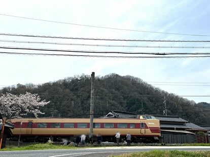 撮り鉄トラブル〉「ガムテープで場所取り」「ゴミを田んぼにポイ」特急「やくも」新旧車両交代の裏で地元民が怒りと嘆き…鳥取県は“迷惑撮り鉄”と共存するため「鉄則」５ヶ条を制定  | 集英社オンライン | ニュースを本気で噛み砕け