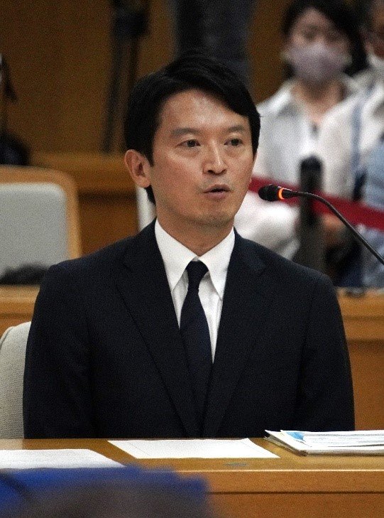 9月６日の兵庫県議会百条委に証人として出席した斎藤知事（撮影／集英社オンライン）