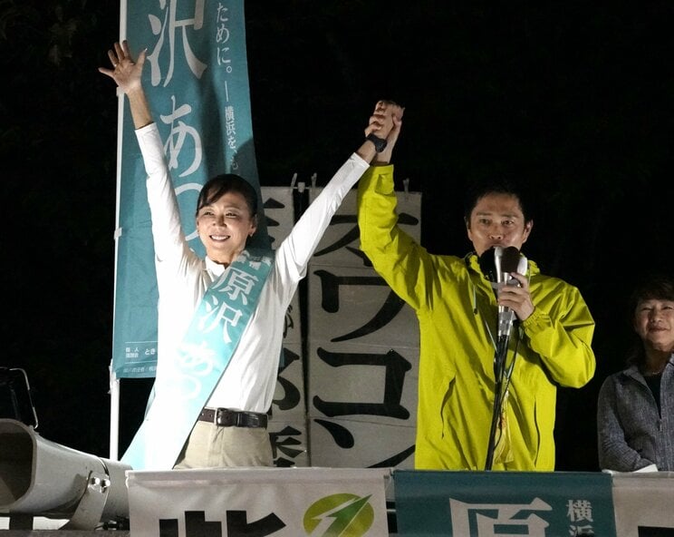 10月９日、JR桜木町駅前で吉村洋文・日本維新の会代表と街頭演説をする原澤敦美氏（撮影／集英社オンライン）