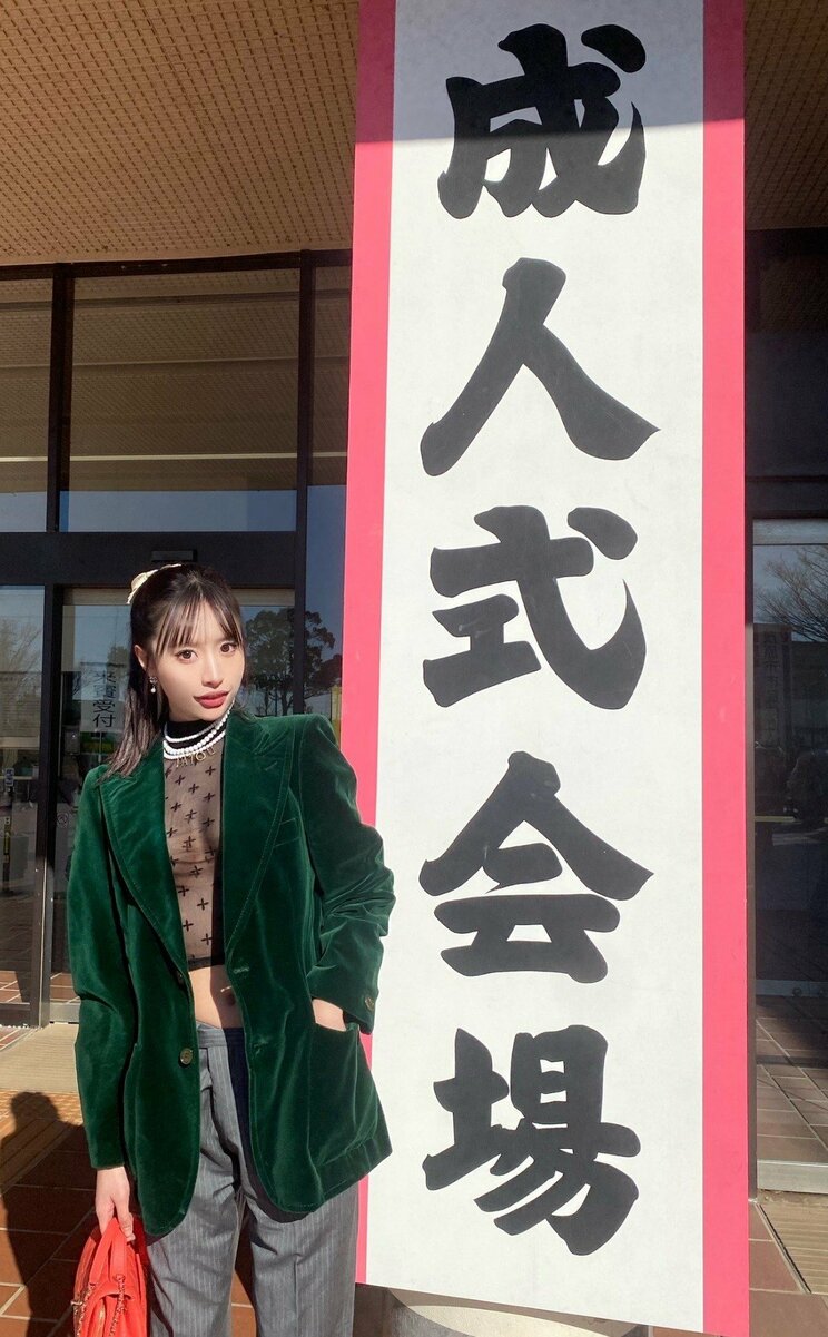 成人式会場入口での藤川さん（本人Instagramより）