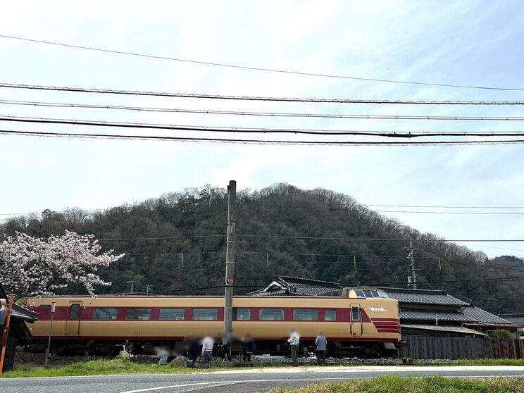 JR伯備線の線路沿いギリギリで撮影する撮り鉄たち