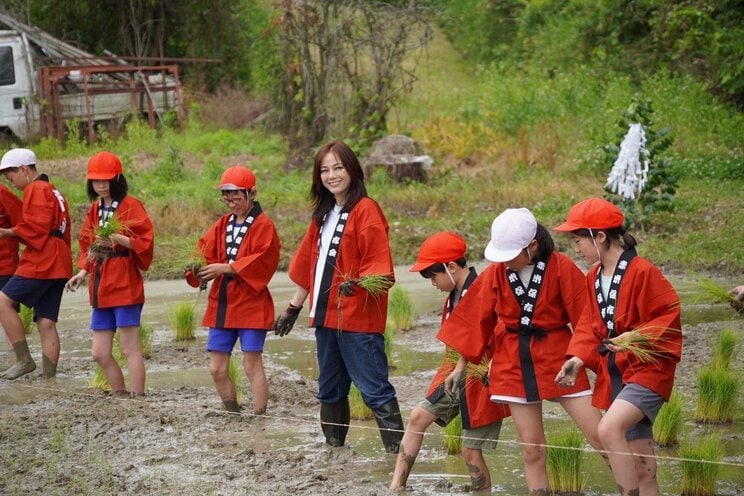赤米神事に参加する相川七瀬さん　写真／本人提供