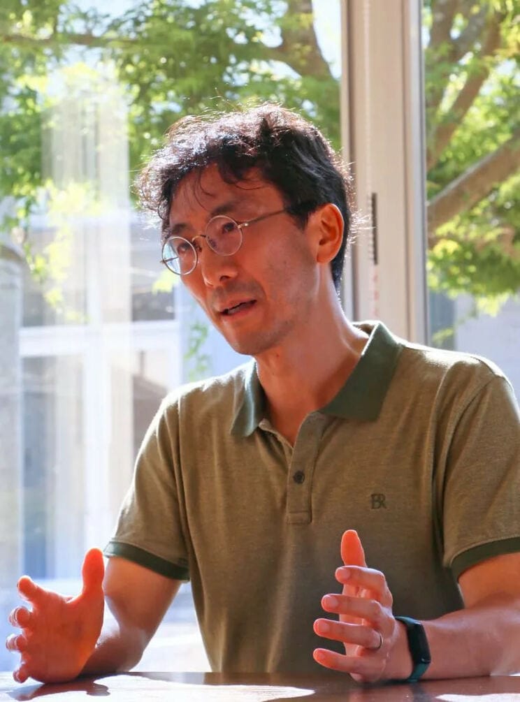 赤神 諒 （あかがみ・りょう）◉1972年、京都府生まれ。同志社大学文学部卒業。私立大学教授。博士（法学）、弁護士。2017年「義と愛と」（のち『大友二階崩れ』に改題）で第9回日経小説大賞を受賞しデビュー。他の著書に『大友の聖将（ヘラクレス）』『大友落月記』『計策師　甲駿相三国同盟異聞』（第23回大藪春彦賞候補作）『立花三将伝』『太陽の門』『仁王の本願』『はぐれ鴉』（第25回大藪春彦賞受賞）『佐渡絢爛』（第13回日本歴史時代作家協会作品賞受賞）『碧血の碑』『我、演ず』ほか。