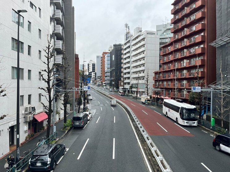 駒沢通りや山手通りに停車する観光バス。コロナ禍前は観光バスがずらりと停車し一般の車が駐車できなかった