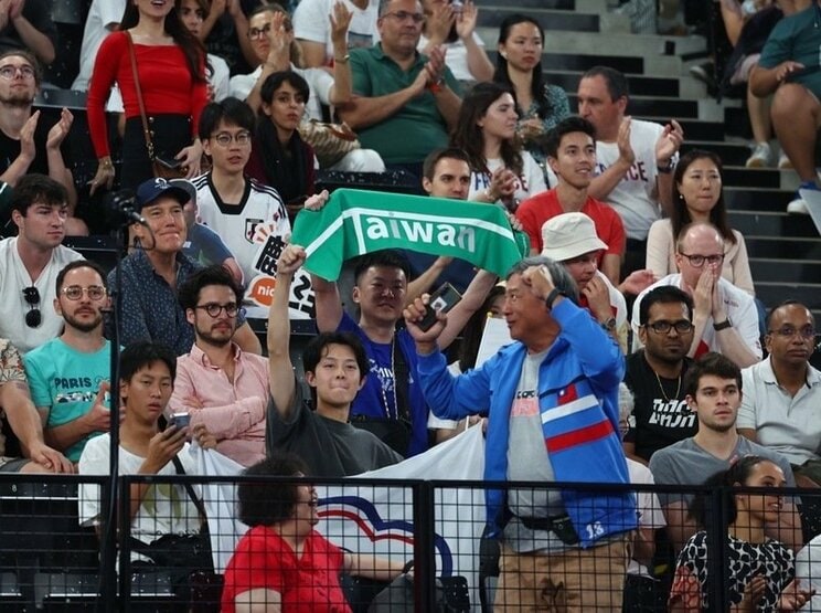 パリ五輪の試合会場では、「Taiwan」タオルを掲げて応援する観客は警備員にタオルを取り上げられた（写真／共同通信社）
