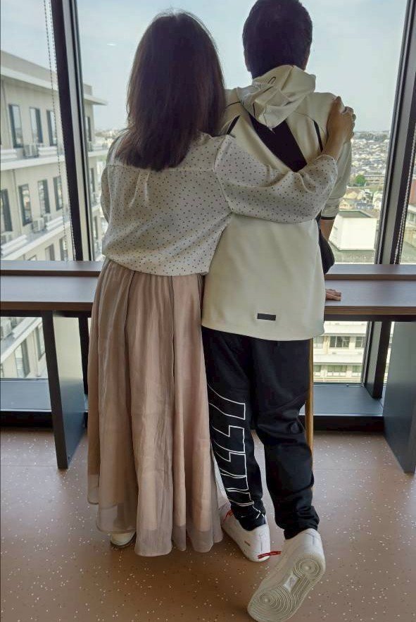 手術直前の母親との後ろ姿