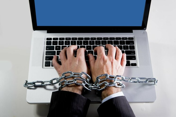 仕事依存のイメージ　写真／Shutterstock