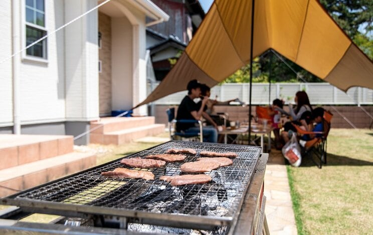 自宅の庭でバーベキューを楽しむ家族（画像／Shutterstock）