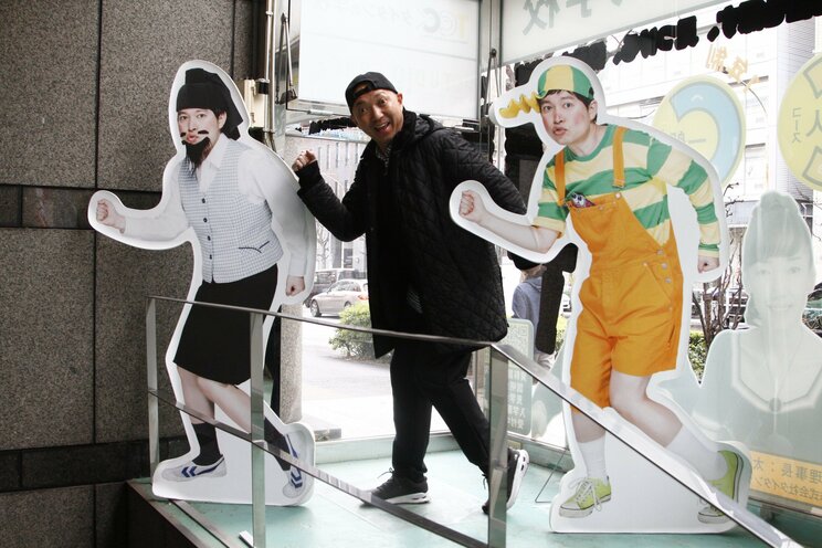 〈60歳でお笑い養成所に入学）“初めて見たときはどうにも気味が悪かった”ミラクルひかるを世に出したものまね芸人兼芸能事務所社長、ダンシング☆谷村の現在。スタッフの裏切りで会社が傾くも…_10