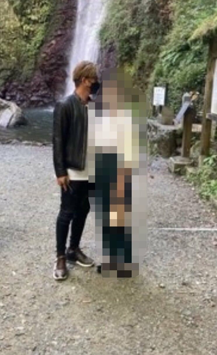 写真に写りたがらなかったという江尻容疑者。この写真でもそっぽを向いている（画像／Cさん提供）