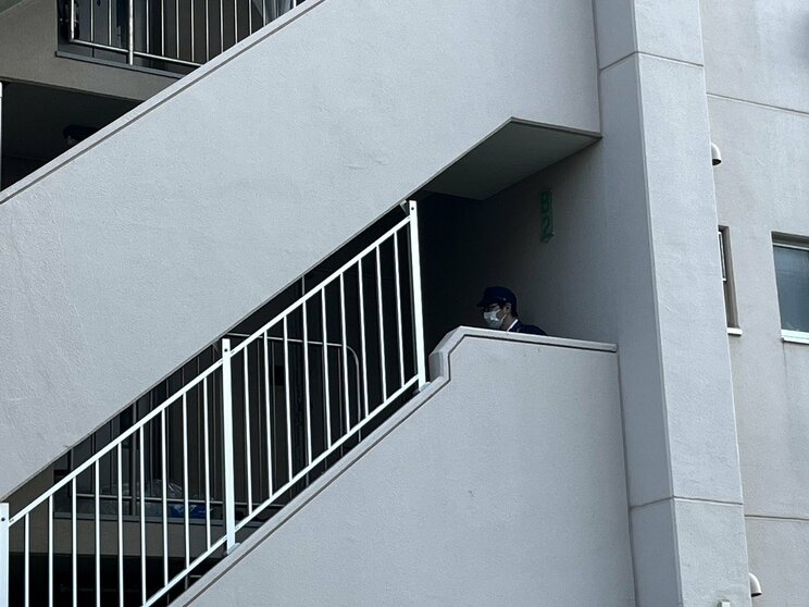 出入りする捜査員（撮影／集英社オンライン）