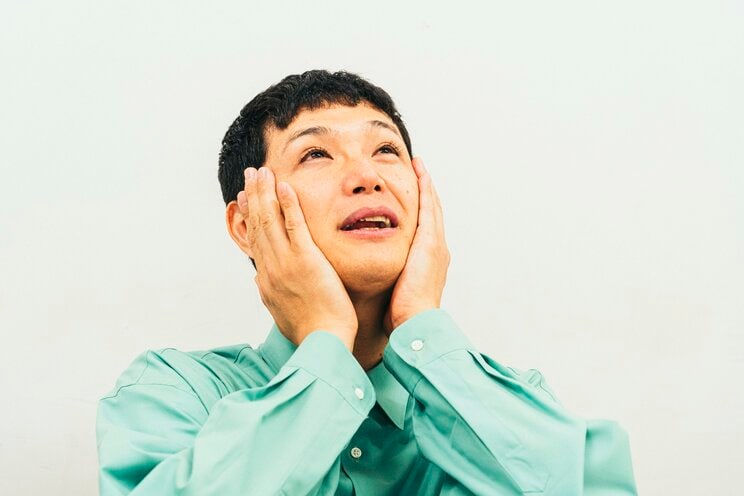 涙を浮かべながら当時のことを回想するもう中学生